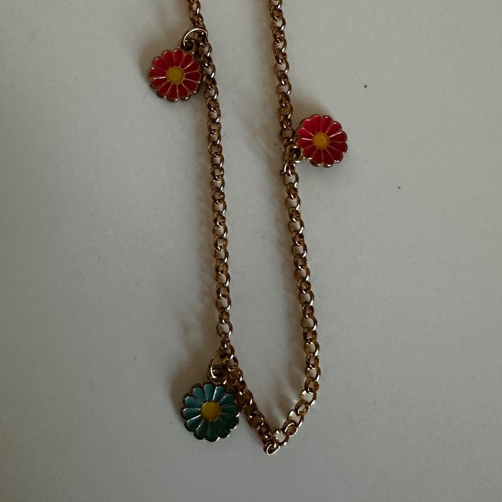 Jewelry:  Gold three flower necklace